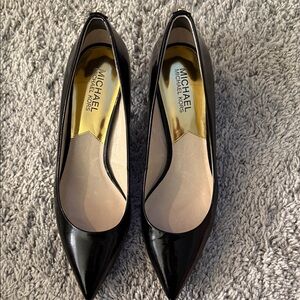 MICHEAL MICHEAL KORS black patent leather flex sole, kitty heel, size 8.